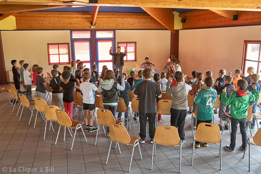 Atelier pédagogique de body-clapping pour jeunes écoliers. Organisé par 4 des musiciens de Jeux d'Ensemble.