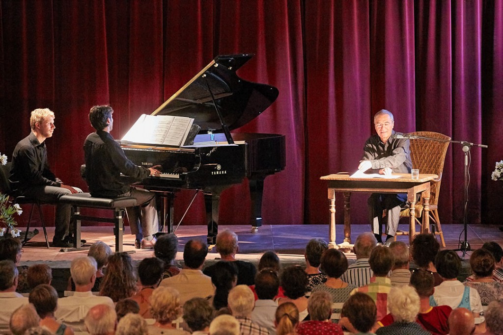 Concert du mercredi du festival des Montagnes du Matin. Le Petit Prince d'Antoine Saint-Exupéry conté par Roger Germser et accompagné au piano par Hugues Chabert. Thibaut Maudry tourne la partition.